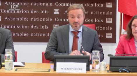 Henri Alfandari s'exprime au micro de la commission des lois. LCP