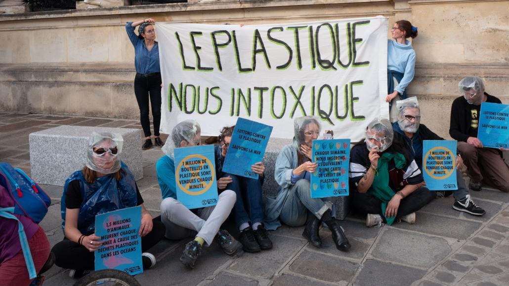 Des militants du mouvement Exctinction rébellion devant l’Assemblée nationale, le 12 octobre 2019 (AFP)