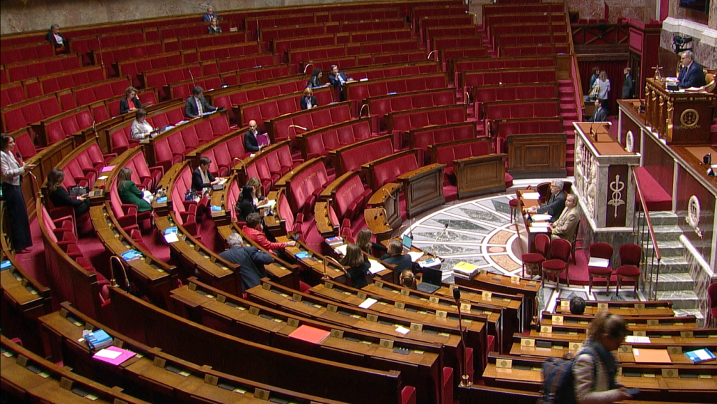 Couverture : L’Assemblée boucle l’examen de la révision de son règlement sans l’opposition