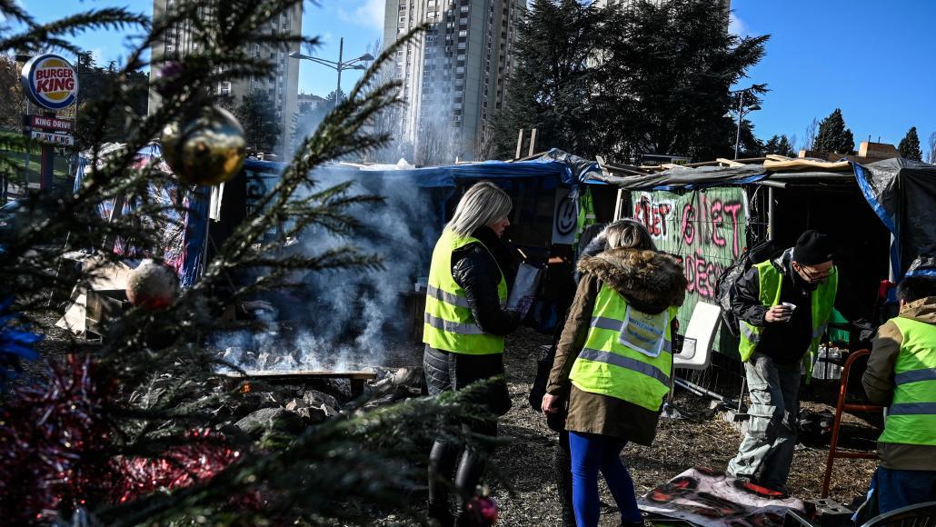 Selon le politologue, les rangs des Gilets jaunes sont avant tout constitués de la classe moyenne qui n’arrive plus à joindre les deux bouts. (AFP)