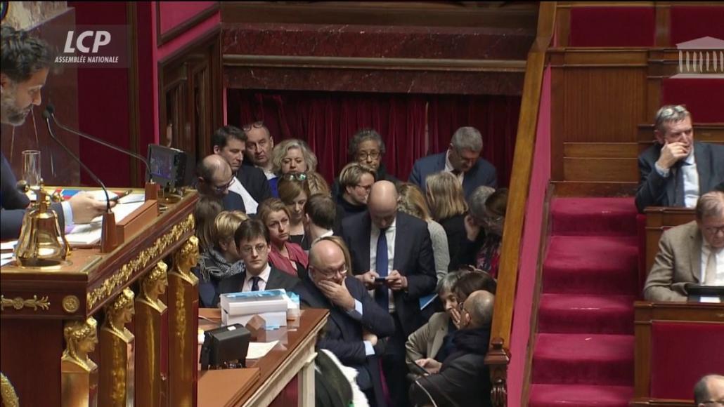 Les élus de la majorité ont quitté leurs sièges en attendant la fin des interventions des orateurs communistes (LCP) Les élus de la majorité ont quitté leurs sièges en attendant la fin des interventions des orateurs communistes (LCP)