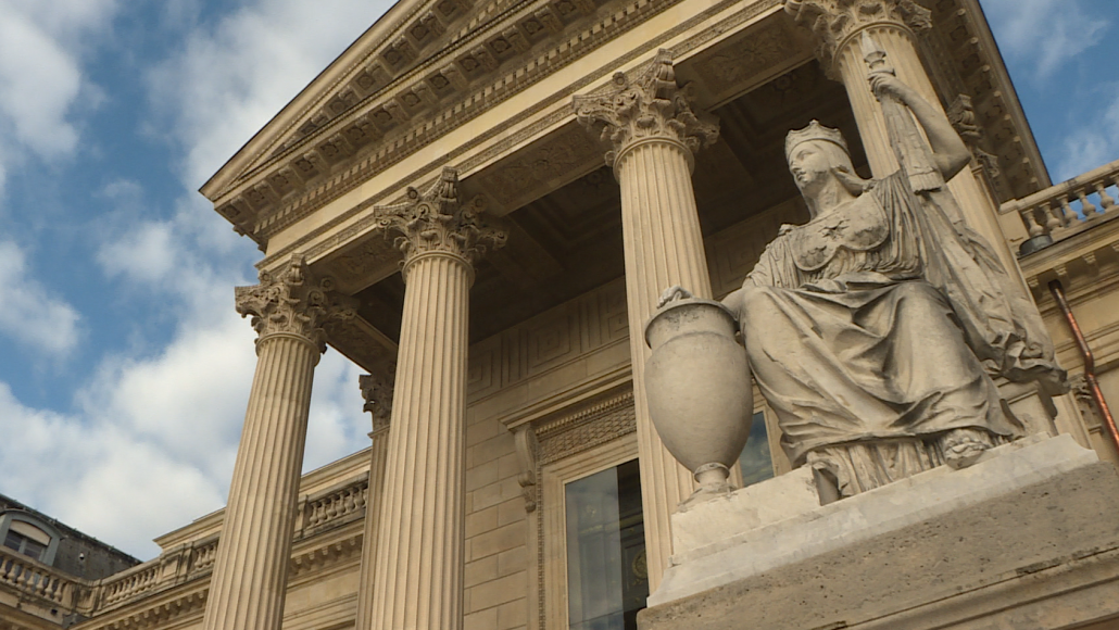 Alors qu'un plan de reprise progressive de l'activité parlementaire doit être présenté début mai, le nombre de députés autorisés à siéger au Palais Bourbon sera de 75 dès la semaine prochaine, contre une petite vingtaine depuis le début du confinement. Alors qu'un plan de reprise progressive de l'activité parlementaire doit être présenté début mai, le nombre de députés autorisés à siéger au Palais Bourbon sera de 75 dès la semaine prochaine, contre une petite vingtaine depuis le début du confinement.