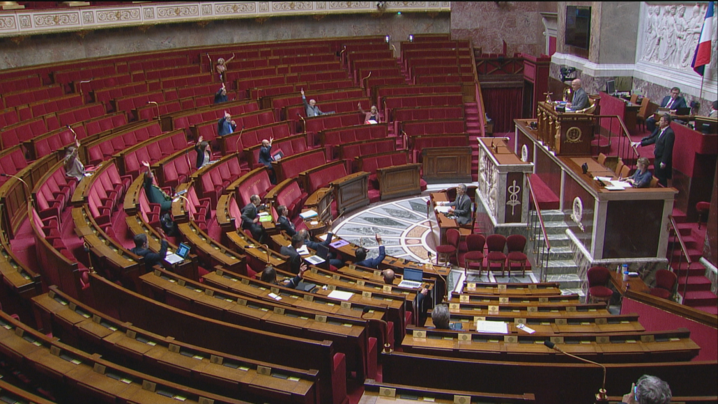 Un mois après un premier Budget rectificatif, les députés ont adopté, jeudi après-midi, un deuxième texte budgétaire pour amplifier le montant et le périmètre des mesures de soutien aux entreprises et aux salariés. Deux groupes, celui des députés communistes et celui des députés insoumis, ont voté contre ce projet de de loi de finances rectificative. Un mois après un premier Budget rectificatif, les députés ont adopté, jeudi après-midi, un deuxième texte budgétaire pour amplifier le montant et le périmètre des mesures de soutien aux entreprises et aux salariés. Deux groupes, celui des députés communistes et celui des députés insoumis, ont voté contre ce projet de de loi de finances rectificative.
