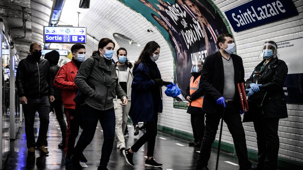 Des usagers masqués dans la ligne 13 du métro, à Paris, en mai 2020. (Philippe LOPEZ / AFP) Des usagers masqués dans la ligne 13 du métro, à Paris, en mai 2020. (Philippe LOPEZ / AFP)