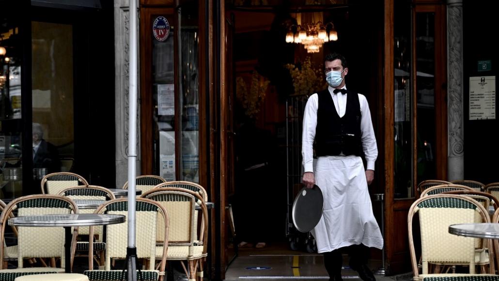 Un serveur vêtu d'un masque, à Paris, le 15 juin 2020. Philippe Lopez - AFP Un serveur vêtu d'un masque, à Paris, le 15 juin 2020. Philippe Lopez - AFP
