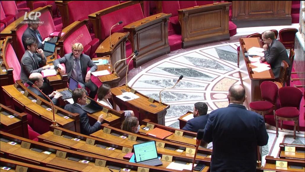 Photo de l'hémicycle le 3 juin 2020, avec Jérôme Lambert de dos et Marc Fesneau Photo de l'hémicycle le 3 juin 2020, avec Jérôme Lambert de dos et Marc Fesneau