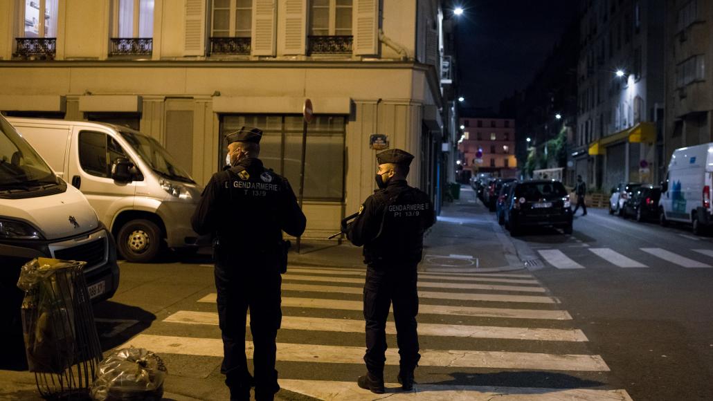 Des policiers patrouillent lors de la première nuit du couvre-feu à Paris, le samedi 18 octobre (Hans Lucas via AFP) Des policiers patrouillent lors de la première nuit du couvre-feu à Paris, le samedi 18 octobre (Hans Lucas via AFP)