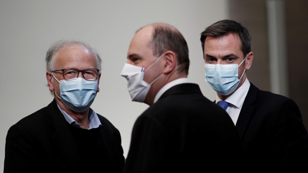 Alain Fischer (à gauche) a été nommé président du Conseil d'orientation de la stratégie vaccinale par le gouvernement (AFP) Alain Fischer (à gauche) a été nommé président du Conseil d'orientation de la stratégie vaccinale par le gouvernement (AFP)