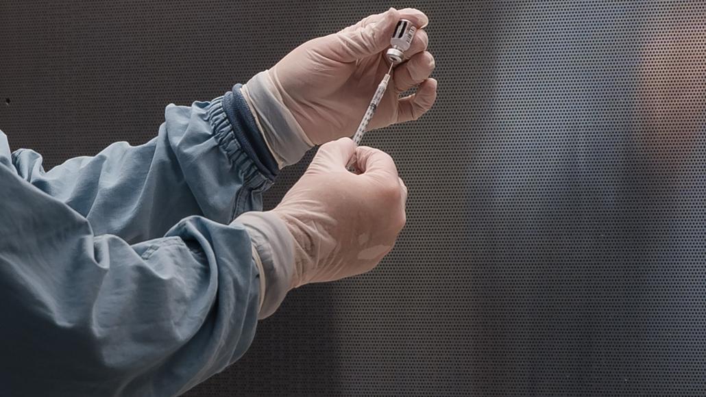 Un médecin américain prépare une dose du vaccin Pfizer contre la covid-19 (ARIANA DREHSLER/AFP) Un médecin américain prépare une dose du vaccin Pfizer contre la covid-19 (ARIANA DREHSLER/AFP)