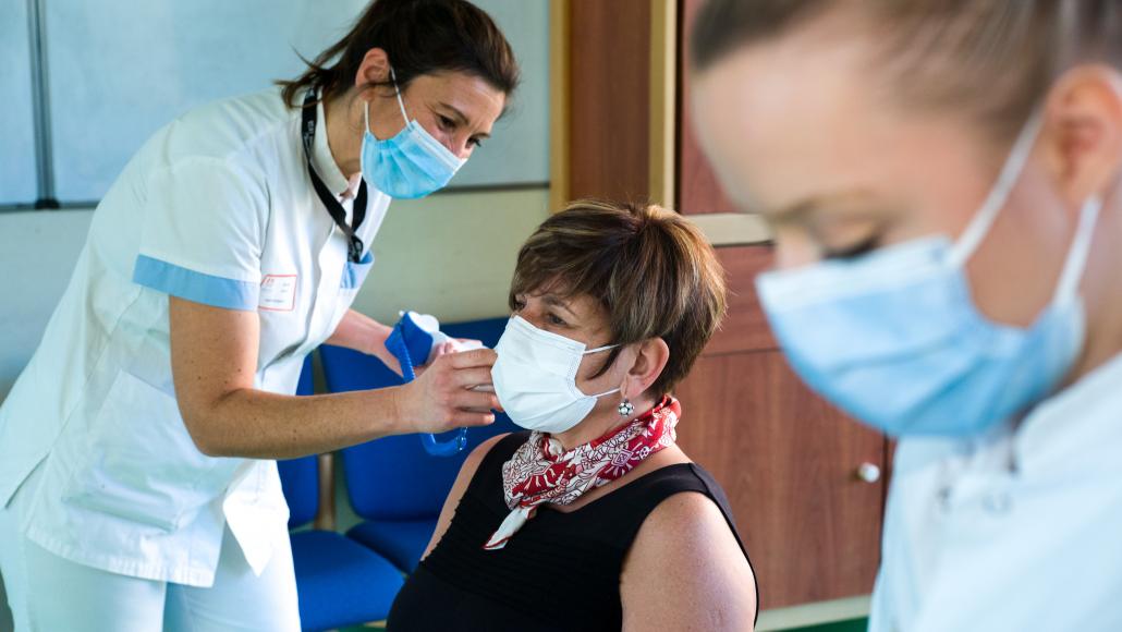 Vaccination d'une infirmière à Montauban, le 7 janvier 2021 (Hans Lucas via AFP) Vaccination d'une infirmière à Montauban, le 7 janvier 2021 (Hans Lucas via AFP)