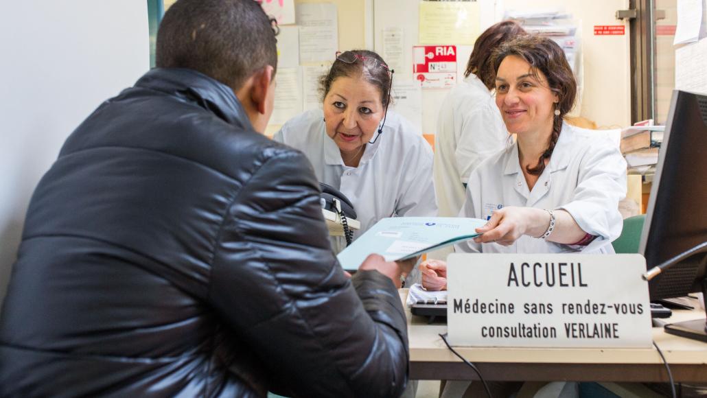 Consultation dans une permanence d'accès aux soins, à Paris (février 2014, AFP)