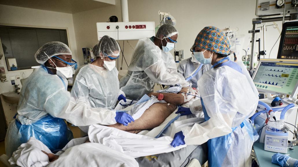 Des soignants prennent en charge un patient atteint du Covid-19 dans le service de réanimation de l'Institut Mutualiste Montsouris à Paris.