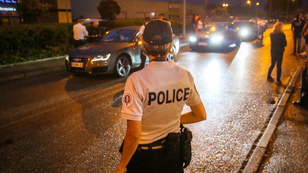 Une policière procède à des contrôles pour lutter contre le phénomène de rodéos urbains à Valence, en juillet 2020