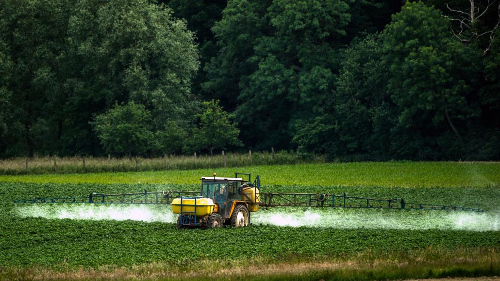 Epandage pesticides champs