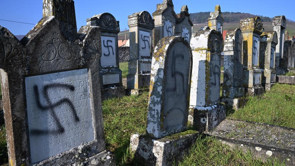 Des tombes profanées dans le cimetière juif de Westhoffen en Alsace, le 4 décembre 2019 (AFP) 