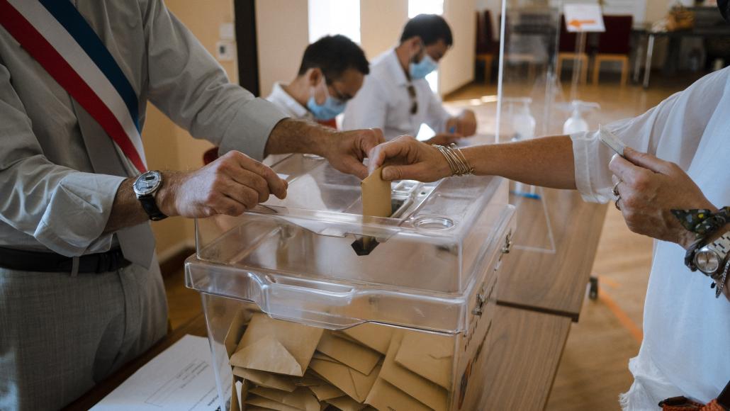 Une urne de vote lors du second tour des élections régionales en Corse en juin 2021