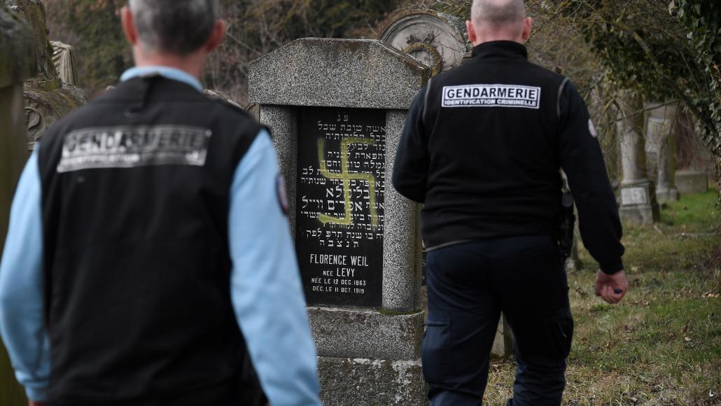 Des gendarmes dans le cimetière juif profané de Quatzenheim, en Alsace, le 19 février 2019 (FLORIN / AFP)