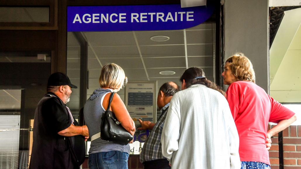 Des personnes attendent devant une agence retraite à Dunkerque en 2018