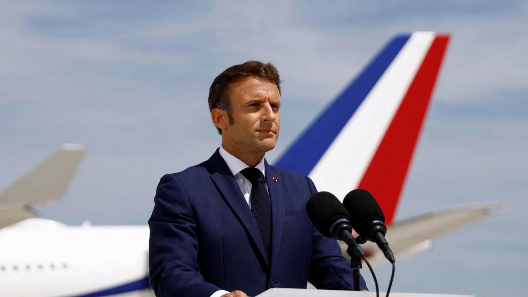 Emmanuel Macron sur le tarmac d'Orly avant son départ pour la Roumanie, mardi 14 juin 2022