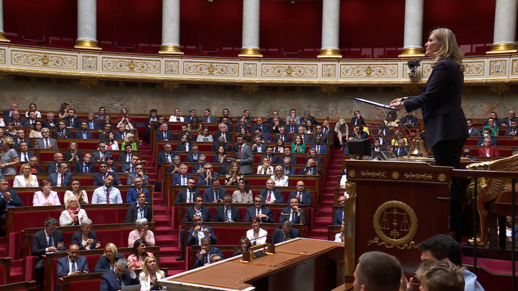 Yaël Braun-Pivet, nouvelle présidente de l'Assemblée nationale, livre son discours depuis le perchoir (LCP)