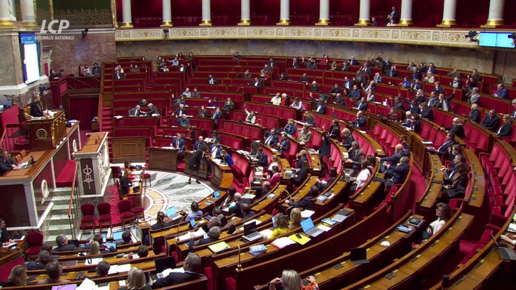 Les députés dans l'hémicyle lors de l'examen du projet de loi relatif à l'accélération des énergies renouvelables, mercredi 7 décembre 2022.