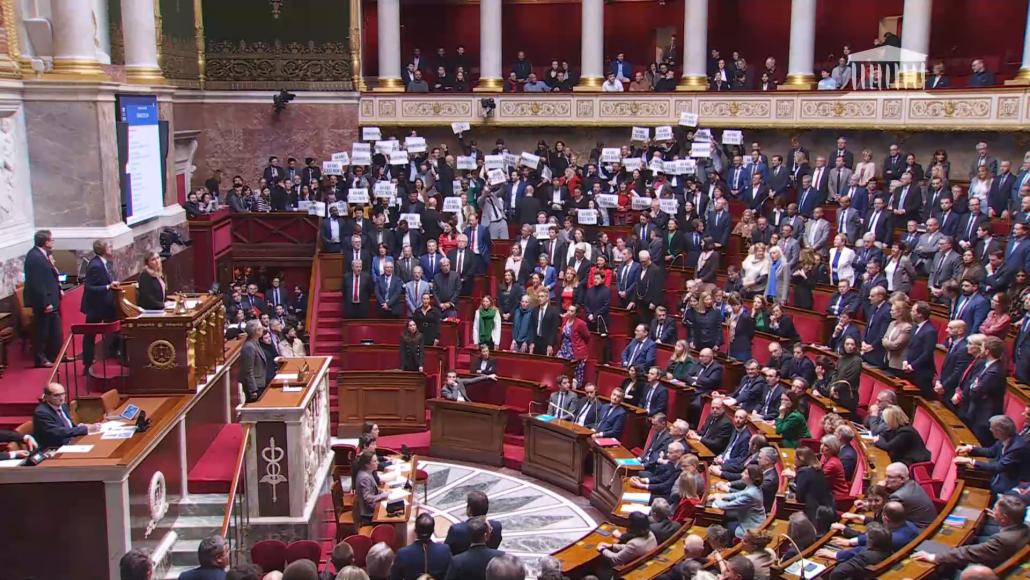 Elisabeth Borne à la tribune de l'Assemblée nationale alors que l'opposition de gauche chante la Marseillaise pour protester contre l'utilisation du 49.3.