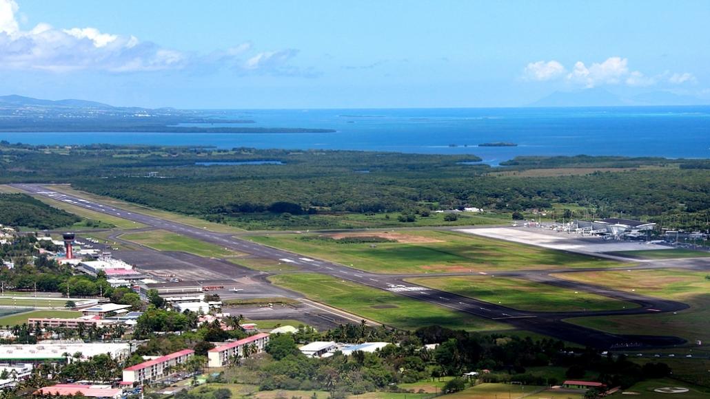 L'aéroport international Guadeloupe - Pôle Caraïbes des Abymes, en Guadeloupe, principal aéroport ultramarin français. 