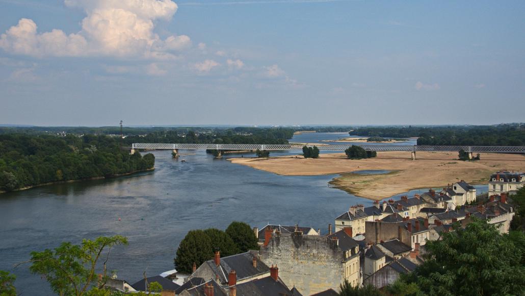 Les bords de Loire à Saumur, en août 2016. Les sécheresses estivales affectent de manière croissante le plus grand fleuve hexagonal. Flickr / Uwe Brodrecht (Licence Creative commons)