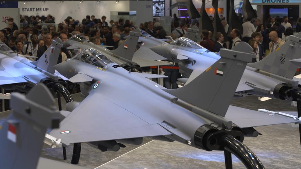 Miniatures de l'avion Rafale présentées sur le stand Dassault au 54ème Salon International de l'Aéronautique et de l'Espace (SIAE), au Bourget, le 22 juin 2023.
