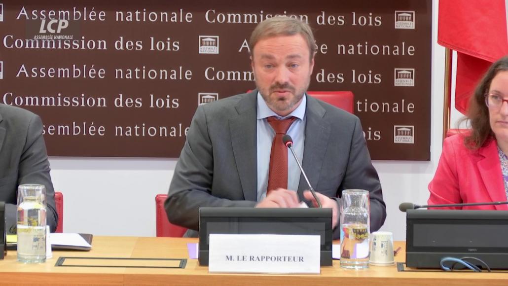 Henri Alfandari s'exprime au micro de la commission des lois. LCP