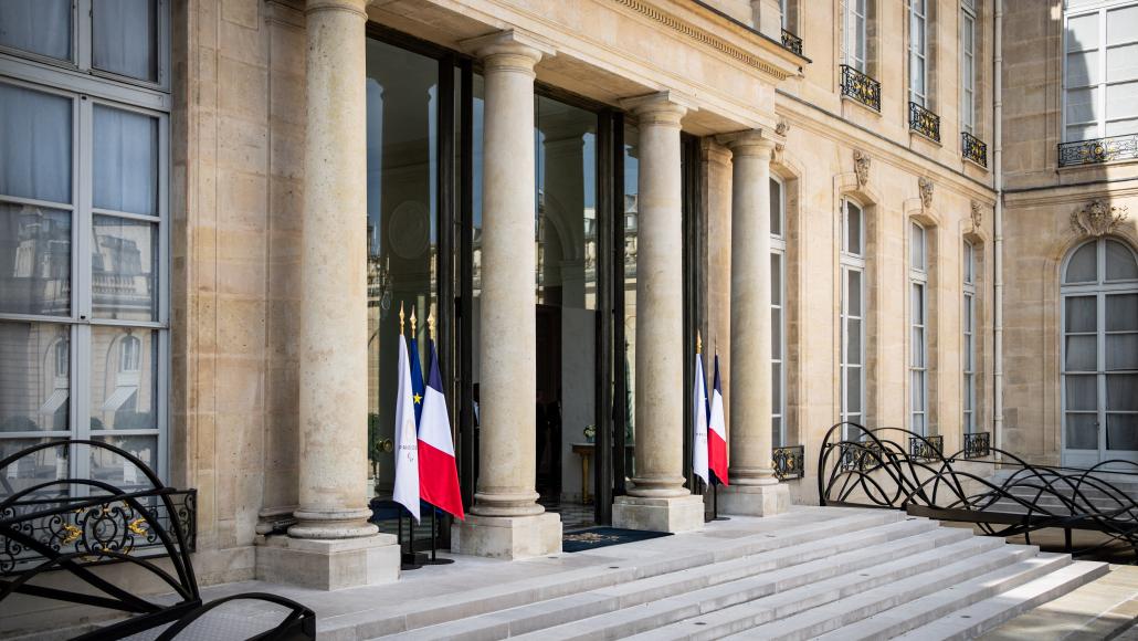 RÉUNION À L'ÉLYSÉE : LA GAUCHE EXPRIME SA "DÉCEPTION", UN PREMIER MINISTRE ATTENDU "DANS LES PROCHAINES HEURES"