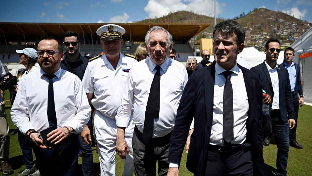 François Bayrou et Manuel Valls, à Mayotte, le 30 décembre 2024. Julien De Rosa - AFP