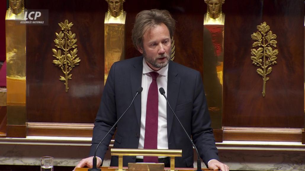 Boris Vallaud à la tribune de l'Assemblée nationale, le 14 janvier 2025