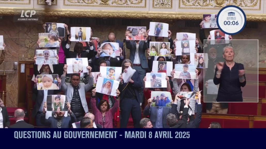Les députés LFI avec les images d'enfants.