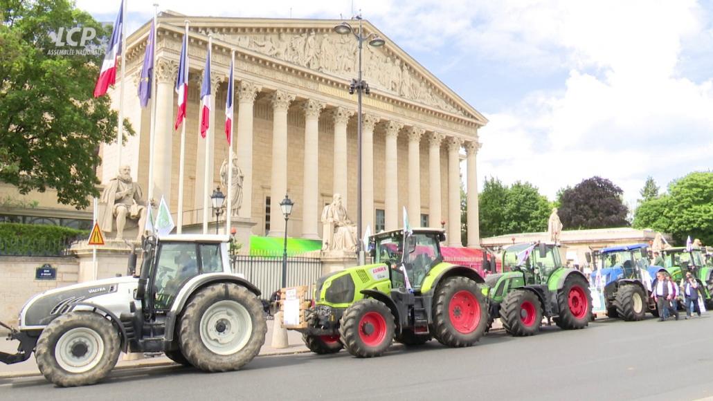 La FNSEA a garé une dizaine de tracteurs devant l'Assemblée nationale, lundi 26 mai 2025.