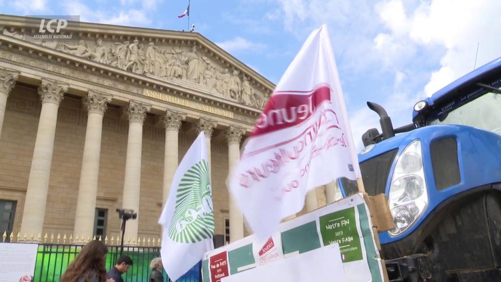 La FNSEA a garé une dizaine de tracteurs devant l'Assemblée nationale, lundi 26 mai 2025.
