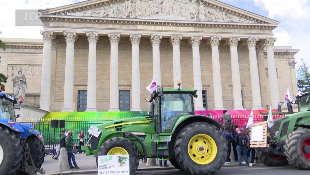 Des tracteurs devant l'Assemblée nationale le 26 mai 2025. LCP