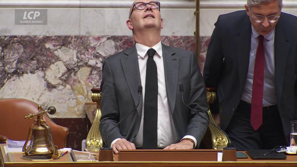 Roland Lescure constate des fuites dans l'hémicycle de l'Assemblée nationale, le 25 juin.