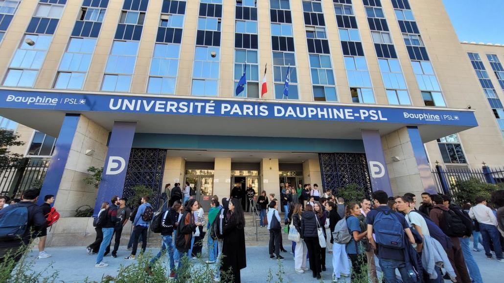 Etudiants devant l'université Paris Dauphine
