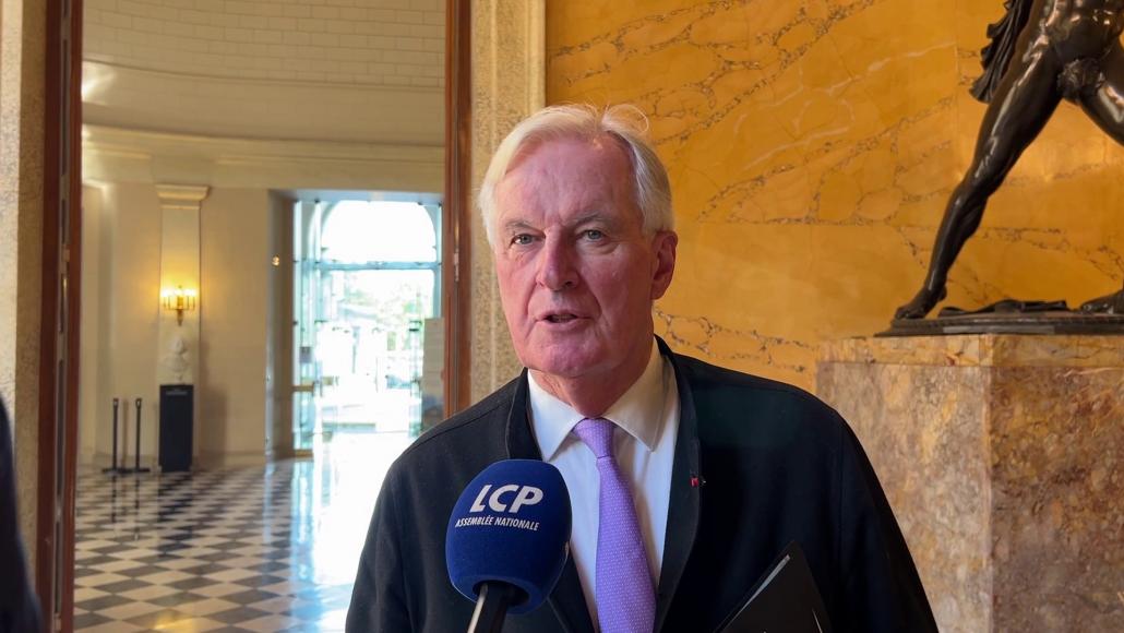 "J'ARRIVE AVEC BEAUCOUP D'HUMILITÉ" : MICHEL BARNIER FAIT SA RENTRÉE À L'ASSEMBLÉE NATIONALE