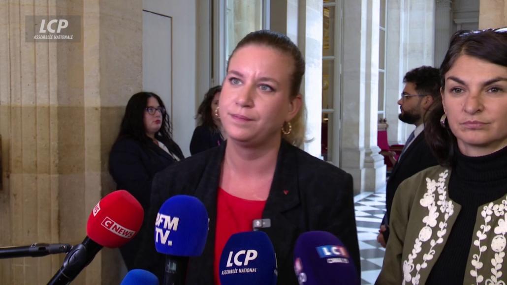 "LA SITUATION NE PEUT SE DÉBLOQUER QUE PAR LE DÉPART D'EMMANUEL MACRON", DÉCLARE MATHILDE PANOT (LFI)