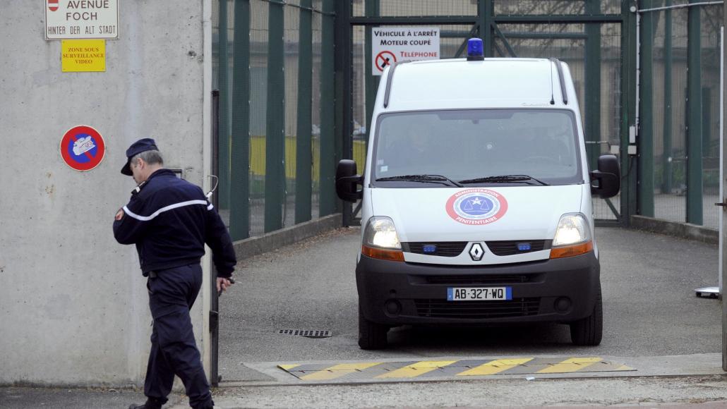 Un fourgon pénitentiaire quitte la maison centrale d'Ensisheim. AFP -  Sébastien Bozon.
