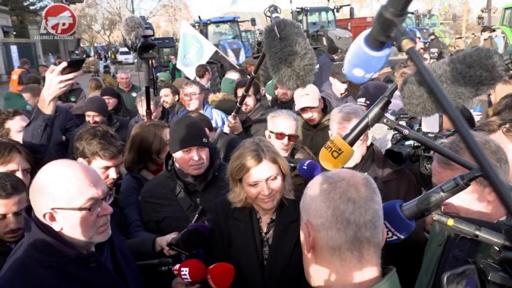 Yaël Braun-Pivet à la rencontre des agriculteurs de la FNSEA, le 13 janvier 2026.