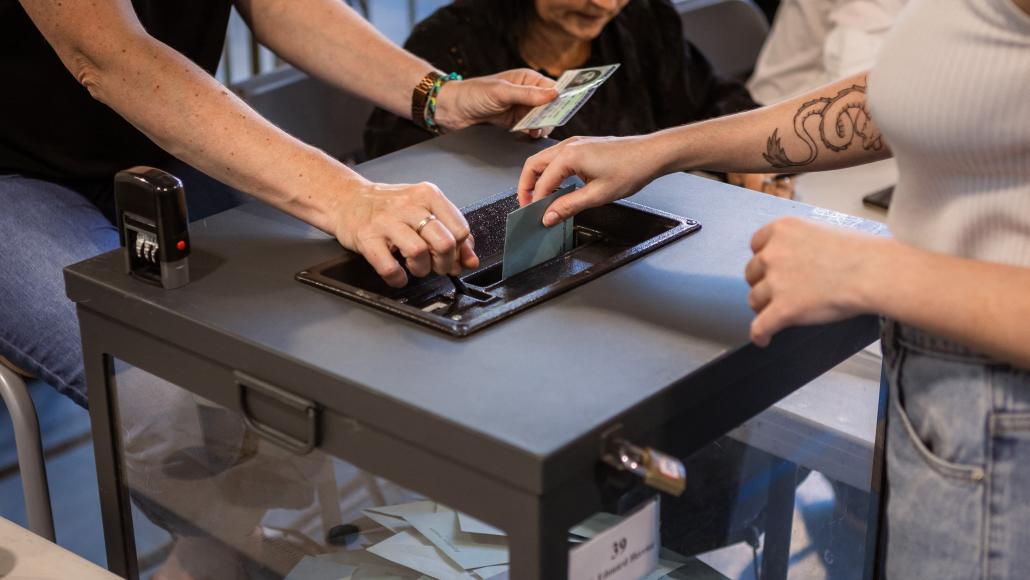 Une électrice place un bulletin dans l'urne (Elsa Biyick / Hans Lucas / Hans Lucas via AFP)