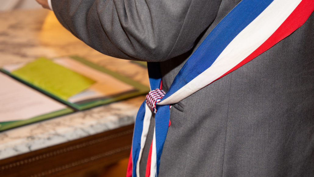 Un maire et son écharpe (illustration)