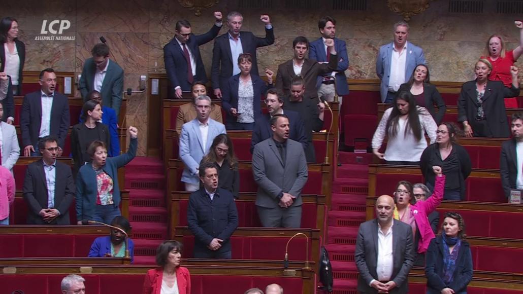 Les députés de gauche ont entonné la Marseillaise.