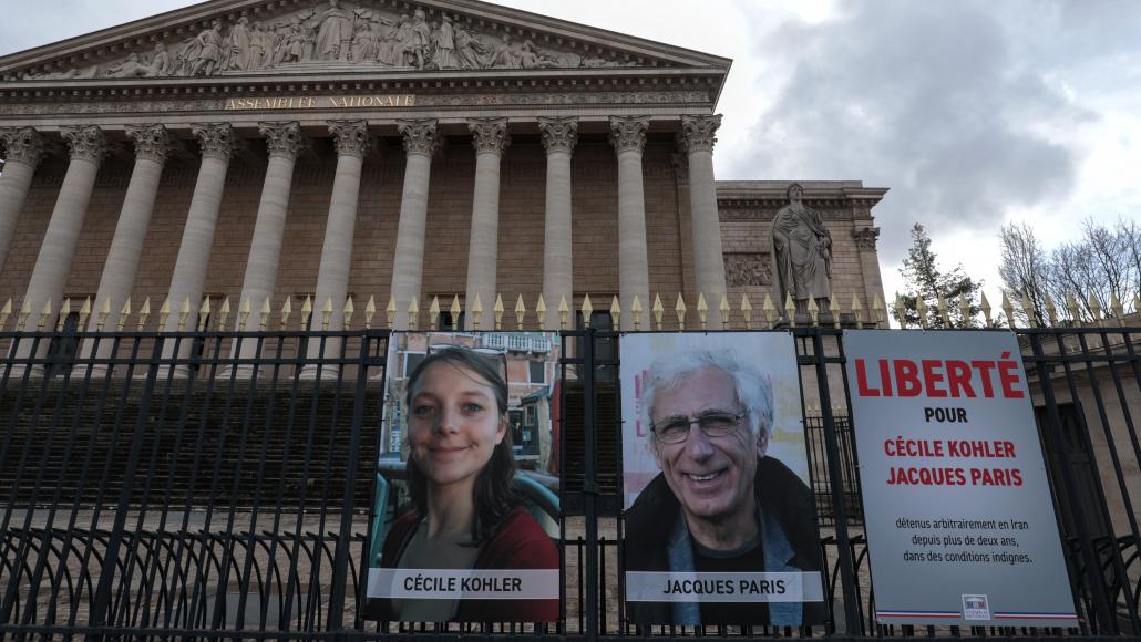 Les portraits de Cécile Kohler et Jacques Paris sur les grilles de l'Assemblée nationale