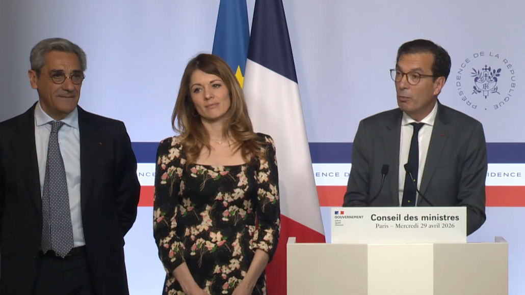 Le ministre Jean-Pierre Farandou (à droite) lors du compte-rendu du Conseil des ministres, le 29 avril 2026