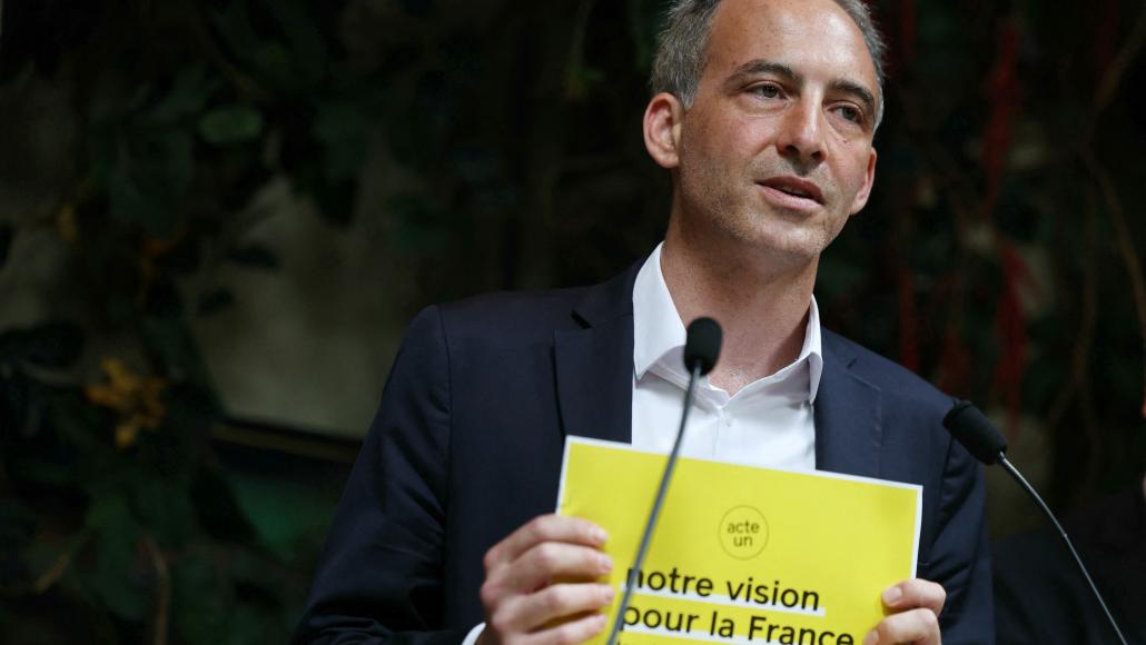 Raphaël Glucksmann, lors d'une réunion politique en juin 2025. (Crédit photo : AFP / Thomas Samson)