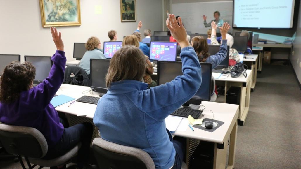 Une classe devant des ordinateurs (© PxHere)